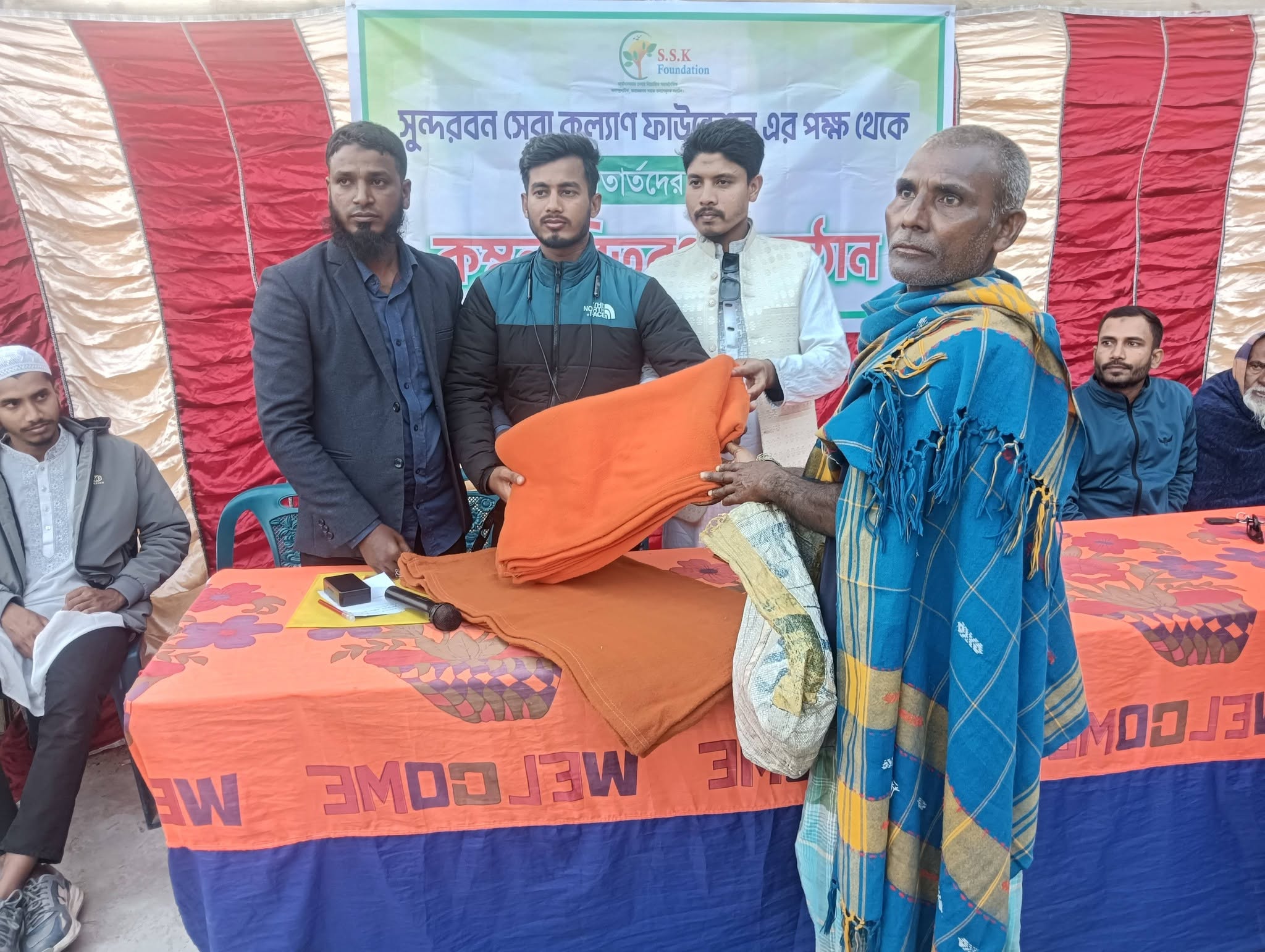 শীতার্ত মানুষের মাঝে কম্বল বিতরণ
